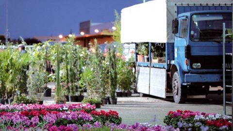 Les 5 hectares du marché gare de Carpentras accueillent tous les vendredis matin à partir de 5 h 220 producteurs du grand Sud.