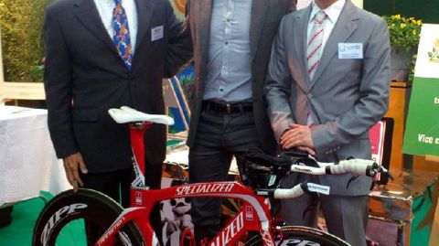 De gauche à droite : Philippe Paszula, président de Tourbières de France, le sportif José Jeuland et Guillaume Paszula, directeur général de Tourbières de France.