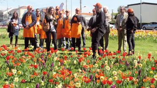 L'équipe de Verver Export s'est réunie autour d'Élodie Sol, adjointe au maire de Sainte-Geneviève-des-Bois, en charge des politiques environnementales et du développement durable, pour le baptême du nouveau mélange qui porte le nom de la ville.