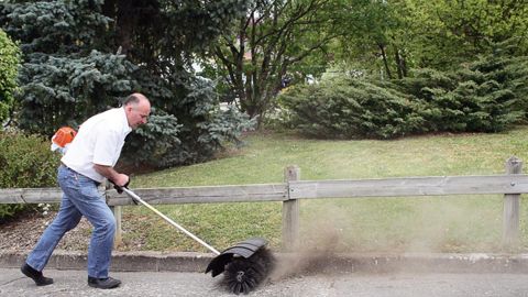 De nombreuses démonstrations de matériels de désherbage ont eu lieu dans le cadre de la journée technique organisée par la maison familiale rurale de Sainte-Consorce (69), le 18 avril. Ci-contre, la présentation effectuée avec le combiné Stihl, équipé d'une double brosse pour un balayage en préventif.PHOTO : MFR OUEST LYONNAIS