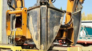 L'utilisation de matériels, comme cette transplanteuse pour gros sujets de pépinières dotée d'un imposant couperet, rend les risques en agriculture permanents.