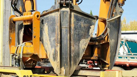 L'utilisation de matériels, comme cette transplanteuse pour gros sujets de pépinières dotée d'un imposant couperet, rend les risques en agriculture permanents.