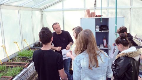 Cinquante élèves du collège de Gennes (49) ont participé à de multiples activités au coeur d'une entreprise de fournitures horticoles, pour découvrir une usine, sa serre, son histoire... et donner du sens aux matières enseignées.PHOTO : FALIENOR