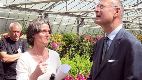 Marie Levaux, de la FNPHP, raconte à Pierre de Bousquet de Florian l'origine du nom Bougainvillea dont les établissements du Cannebeth possèdent la collection nationale. « Les horticulteurs sont des fabricants de couleurs », fait-elle observer.