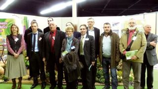 Les représentants de la Fredon Pays de la Loire et du réseau des CFA-CFPPA des Pays de la Loire étaient réunis au Salon du végétal pour officialiser leur partenariat. Les représentants de la Fredon Pays de la Loire et du réseau des CFA-CFPPA des Pays de la Loire étaient réunis au Salon du végétal pour officialiser leur partenariat.