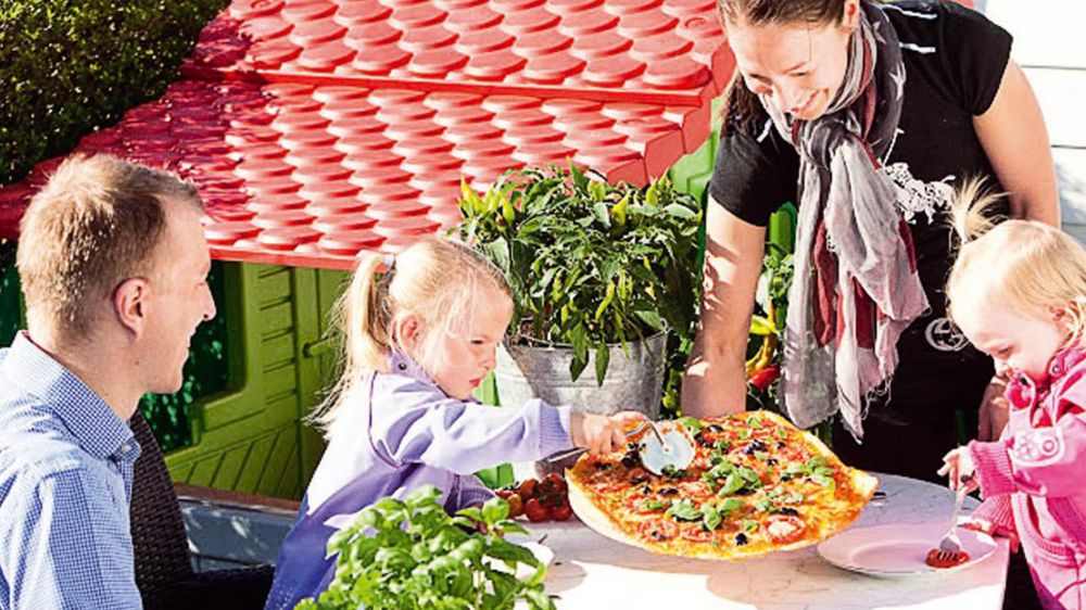 Au Top 10 de ce que les femmes aiment le plus faire dans leur jardin ou sur leur terrasse, « prendre des repas en famille ou entre amis » (57 %) arrive en troisième position.PHOTO : FLORADANIA.DK Au Top 10 de ce que les femmes aiment le plus faire dans leur jardin ou sur leur terrasse, « prendre des repas en famille ou entre amis » (57 %) arrive en troisième position.PHOTO : FLORADANIA.DK