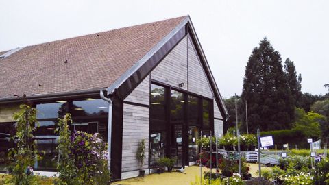 La boutique de vente de 170 m² s'ouvre sur un espace extérieur de 830 m² de présentation de végétaux, équipé d'un système d'arrosage par goutte-à-goutte et de subirrigation.