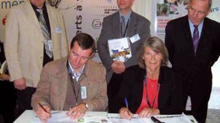 Bruno Picard, président du Conseil horticole d'Île-de-France, et Marie Richard, présidente du Cervia (Centre régional de valorisation et d'innovation agricole et alimentaire) de Paris Île-de-France ont lancé officiellement la marque Plantes d'Île-de-France début avril. Bruno Picard, président du Conseil horticole d'Île-de-France, et Marie Richard, présidente du Cervia (Centre régional de valorisation et d'innovation agricole et alimentaire) de Paris Île-de-France ont lancé officiellement la marque Plantes d'Île-de-France début avril.
