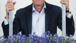 Roel de Jong, qui dirige Container Centralen, a présenté les nouvelles tablettes conçues pour les rolls par l'entreprise. Ici, l'étagère CC Air, spécifiquement conçue pour les barquettes.PHOTO : CONTAINER CENTRALEN