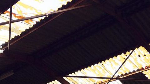 Aux pépinières Chantrier, à Mortefontaine (60), sous la violence de l'impact de la grêle, la toiture de ce hangar a été projetée au sol par petits morceaux.PHOTOS : PÉPINIÈRES CHANTRIER