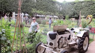Dans l'air du temps, le potager expérimental de Jardins, Jardin aux Tuileries est une vitrine pour les cultures sur les supports les plus divers, manufacturés ou récupérés.