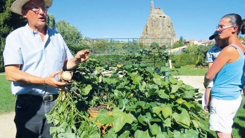 Pierre-Guy Chaniac, commercial pour Graines Voltz, a présenté des associations mêlant vigne, figuier, framboisier, herbes aromatiques... À droite, une représentante des Ets Sioule Végétal, à Chouvigny (03).
