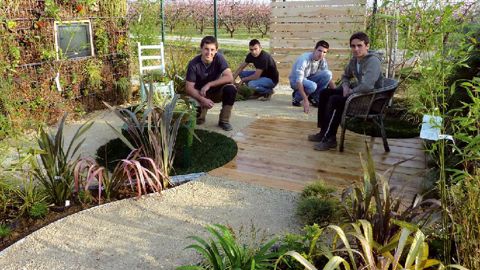« Un salon, et pourquoi pas dehors ? » Ce jardin de Julien Chauchard, Thomas Penche, Mathieu Pullara et Ludovic Vannière (de gauche à droite) a été primé par le jury.PHOTO : EPL ROMANS