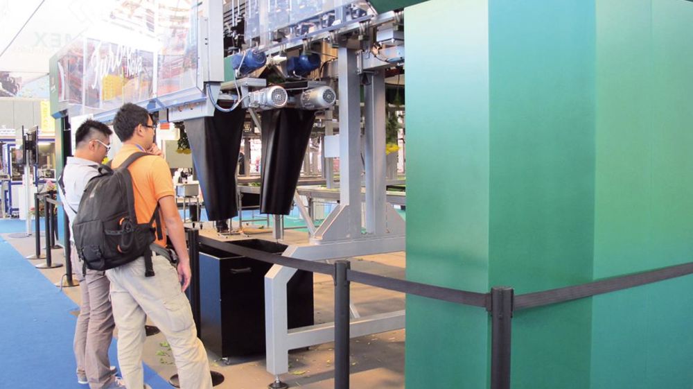 Greentech a accueilli 8 153 visiteurs « décideurs », dont 41 % sont venus de l'étranger, notamment d'Asie ou du Moyen-Orient. Les solutions technologiques proposées par les 298 exposants semblent avoir été appréciées. Greentech a accueilli 8 153 visiteurs « décideurs », dont 41 % sont venus de l'étranger, notamment d'Asie ou du Moyen-Orient. Les solutions technologiques proposées par les 298 exposants semblent avoir été appréciées.