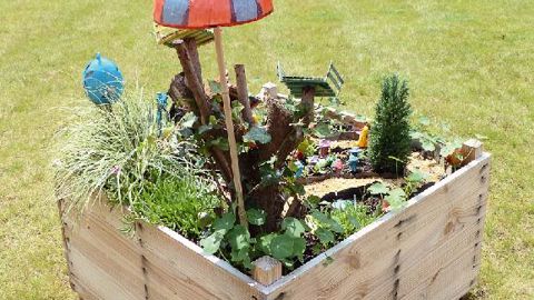 Cette création d'enfants, à Saint-Barthélémy-d'Anjou (49), a été mise en place dans le cadre du concours « Jardins d'expression » organisé par Angers Loire Métropole.PHOTO : PLANTE & CITÉ