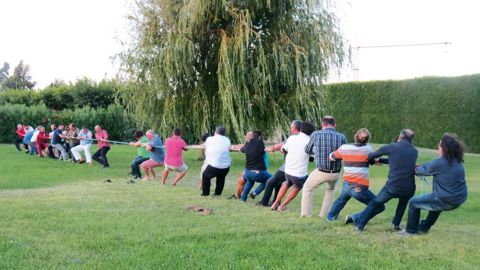 Chaque participant à l'assemblée générale d'HPF a été sollicité pour participer à des jeux. Ce moment de détente a été l'occasion d'utiliser judicieusement la stratégie, la force, l'habileté et l'esprit d'équipe avant de savourer diverses spécialités régionales bien méritées.