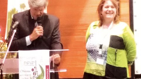 Le ministre de l'Agriculture, Stéphane Le Foll, a honoré Dominique Boutillon, des insignes de commandeur dans l'Ordre du Mérite agricole, à Paris, à l'occasion du 70e congrès de la FNPHP.PHOTO : FNPHP