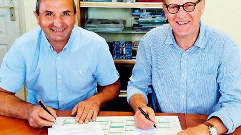 À gauche, Jean Giraudet (Pépinières du Bocage), à droite, Thierry Browaeys (La Forêt jeunes plants) officialisent la création du GIE JPCO.PHOTO : JPCO