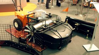 Cleanion, une balayeuse multifonctionnelle est dotée d'une brosse de 100 cm de large, présentée par Pellenc.