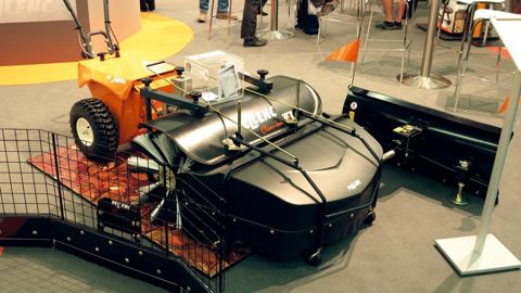 Cleanion, une balayeuse multifonctionnelle est dotée d'une brosse de 100 cm de large, présentée par Pellenc.