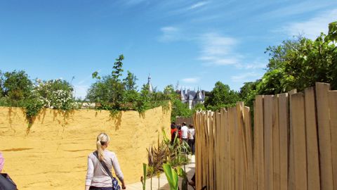 « Émeraude », l'une des belles réalisations du Festival international des jardins de Chaumont-sur-Loire, version 2012, sur le thème « Jardins des délires, jardins des délices ». Ici, une partie des jardins se développe au sommet de magnifiques murs en terre.