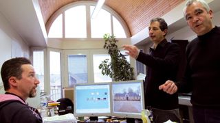 Serge Ferron, responsable du fleurissement de la ville de Château-Gontier (au centre), entouré de Bertrand Mallet (à gauche), chef de projet du bureau d'études, et d'Edmond Lemarchand, le responsable du service des espaces verts.