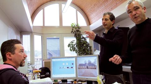 Serge Ferron, responsable du fleurissement de la ville de Château-Gontier (au centre), entouré de Bertrand Mallet (à gauche), chef de projet du bureau d'études, et d'Edmond Lemarchand, le responsable du service des espaces verts.