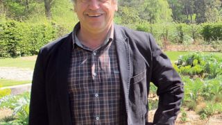 « En 2010, pour faire des économies, les élus nous ont demandé soit de passer au tout-vivaces, soit de réduire la quantité d'espaces fleuris. Nous avons choisi la première solution », indique Dominique Poirier, directeur du service des espaces verts de Cherbourg-Octeville (50).