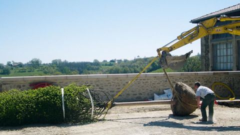 L'ergonome étudie les conditions de travail. Il cherche des solutions pour les optimiser (mécanisation, sécurité), et pour adapter les outils à l'homme. Ici, une situation à risques avec la levée de charges lourdes.