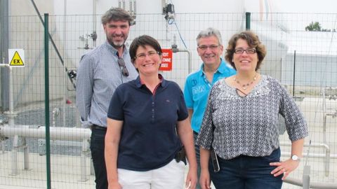 De gauche à droite devant la cuve de stockage de GNL : Erwan Payen, de la société Molgas, a supervisé l'intallation, Claire Alix-Barrault, dirigeante, Stéphane Berthelot, d'AEC, qui entretient le nouvel équipement, et Véronique Beaudoin-Barrault, également dirigeante.