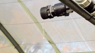 Les conditions de réutilisation d'eaux usées traitées pour les usages d'irrigation de cultures ou d'arrosage d'espaces verts sont encadrées réglementairement afin de prévenir les risques sanitaires potentiels liés à cette pratique.