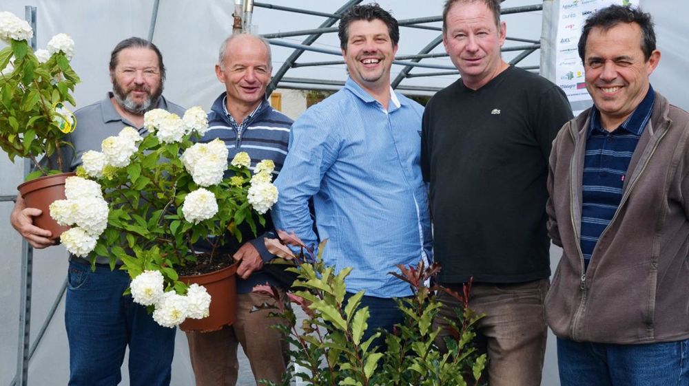 De gauche à droite : Philippe Delaunay (pépinières Delaunay), Arnaud de Reviers (pépinières Paquereau), Arnaud Crosnier (pépinières Crosnier), Bruno Loiseau (pépinières Loiseau) et Bruno Chauvet (Jeunes Plants de Sologne) lancent quatre nouveautés sous le sceau de Loire Valley Horticulture Sourcing (LVHS). De gauche à droite : Philippe Delaunay (pépinières Delaunay), Arnaud de Reviers (pépinières Paquereau), Arnaud Crosnier (pépinières Crosnier), Bruno Loiseau (pépinières Loiseau) et Bruno Chauvet (Jeunes Plants de Sologne) lancent quatre nouveautés sous le sceau de Loire Valley Horticulture Sourcing (LVHS).