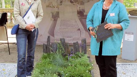 « 2 m² d'éternité », le concept imaginé par les paysagistes Laurence Garfield (à gauche) et Nathalie Houdebine, permet de végétaliser et de personnaliser les tombes.