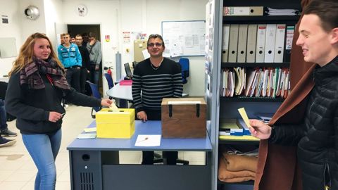 De gauche à droite : Agathe Lepine, en terminale « Gestion des milieux naturels et de la faune », Joseph Raimondi, assistant d'éducation, et Baptiste Albin, en terminale « Gestion des milieux naturels et de la faune », durantles élections de délégués au lycée Velet.