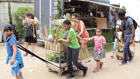 Les Français veulent réaliser les choses eux-mêmes, recycler, donner une seconde vie aux objets... comme ici, à Jardins, Jardin aux Tuileries, en juin, avec ce défilé de Zambus, des minijardins faits maison...