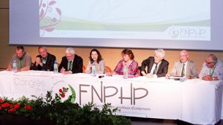 À l'occasion du congrès de la FNPHP, la présidente, Dominique Boutillon (quatrième en partant de la droite) a interpellé Christine Avelin (à sa droite), représentant le ministre de l'Agriculture Stéphane Le Foll, sur les sujets sensibles pour les producteurs.PHOTO : FNPHP À l'occasion du congrès de la FNPHP, la présidente, Dominique Boutillon (quatrième en partant de la droite) a interpellé Christine Avelin (à sa droite), représentant le ministre de l'Agriculture Stéphane Le Foll, sur les sujets sensibles pour les producteurs.PHOTO : FNPHP