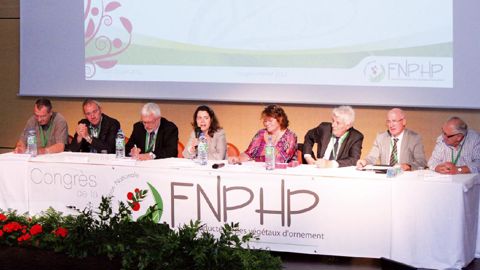 À l'occasion du congrès de la FNPHP, la présidente, Dominique Boutillon (quatrième en partant de la droite) a interpellé Christine Avelin (à sa droite), représentant le ministre de l'Agriculture Stéphane Le Foll, sur les sujets sensibles pour les producteurs.PHOTO : FNPHP
