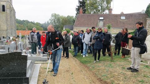 Démonstration de matériel alternatif aux produits phytosanitaires.PHOTO : FREDON ÎLE-DE-FRANCE