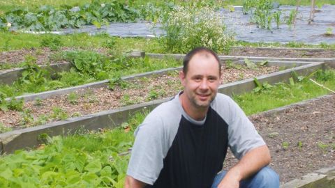 « Au début, je me positionnais encore trop comme un horticulteur. J'avais trop d'objectifs. J'ai dû me remettre en question car nous sommes dans la thérapie, pas dans la productivité », analyse Alain Flandroit, devenu éducateur.