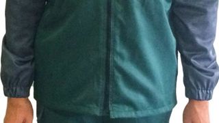 Ensemble veste-pan-talon Aegis. « Le taux de pénétration du produit 'pire cas' est de 0,4 % après le 15e cycle d'entretien et ce, en garantissant un confort optimal. »PHOTO : AXE-ENVIRONNEMENT Ensemble veste-pan-talon Aegis. « Le taux de pénétration du produit 'pire cas' est de 0,4 % après le 15e cycle d'entretien et ce, en garantissant un confort optimal. »PHOTO : AXE-ENVIRONNEMENT