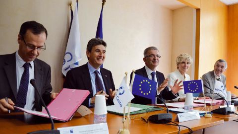 De gauche à droite : Gonzague de Villèle (Banque Populaire), Philippe de Fontaine Vive (Banque européenne d'investissement), François Bonneau (Région Centre), Nicole Etchegoinberry (Caisse d'Épargne) et Pierre Derajinski (Crédit Agricole) sont les partenaires de Prévéo.