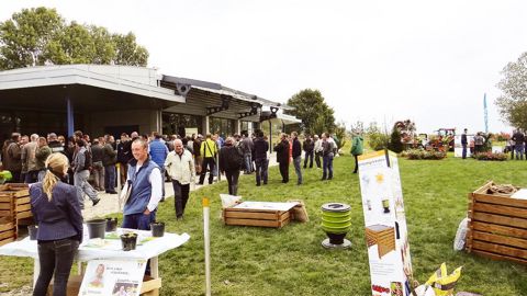 Les rencontres de Bièvre Végétal avaient pour thème le paillage avec notamment la présentation de différents produits par les Ets Dumona, les Ets Biogranulats (fabricant de graviers de noyaux de fruits), et la Compostière de Montremont (producteur local de miscanthus).