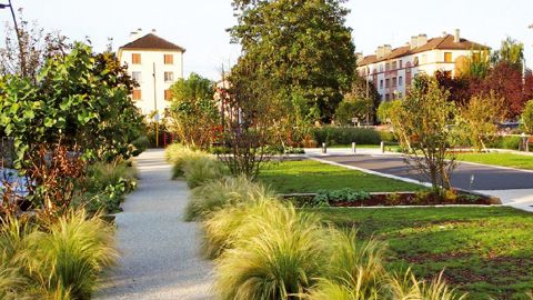 Nominée dans la catégorie « Espace public urbain », la place de laGirouette, au Mesnil-le-Roi (78) est un parking paysager créé dans lacontinuité d'un parc urbain, au coeur d'un quartier résidentiel fortementdensifié.PHOTO : VICTOIRES DU PAYSAGE 2012