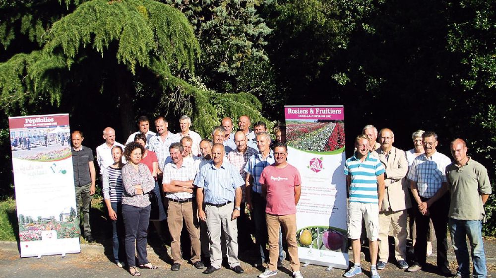L'association des pépiniéristes et rosiéristes du bassin douessin compte aujourd'hui 26 adhérents. Pour ces producteurs, la plate-forme régionale d'innovation (PRI) pour la rose et la pépinière du bassin douessin doit permettre de maintenir et de renforcer le savoir-faire local grâce à la communication, à l'innovation et à la mutualisation.PHOTO : ALAIN SAUNIER/COURRIER DE L'OUEST L'association des pépiniéristes et rosiéristes du bassin douessin compte aujourd'hui 26 adhérents. Pour ces producteurs, la plate-forme régionale d'innovation (PRI) pour la rose et la pépinière du bassin douessin doit permettre de maintenir et de renforcer le savoir-faire local grâce à la communication, à l'innovation et à la mutualisation.PHOTO : ALAIN SAUNIER/COURRIER DE L'OUEST
