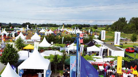 Organisé par la chambre d'agriculture du Schleswig-Holstein et différentesassociations professionnelles allemandes, le salon des équipements etfournitures pour la pépinière se tient tous les cinq ou six ans.PHOTO : BAUMSCHULTECHNIK