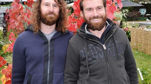 De gauche à droite, Nicolas et Jean-Loup Hennebelle devant un Acer rubrum 'Brandywine'.PHOTO : ISABELLE CORDIER