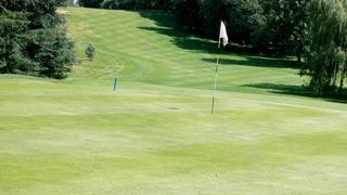 Les golfs ne sont pas concernés par l'interdiction des produits phytosanitaires au 1er janvier 2017, mais sont soumis à l'arrêté du 12 septembre 2006 qui est en cours de révision.PHOTO : PASCAL FAYOLLE Les golfs ne sont pas concernés par l'interdiction des produits phytosanitaires au 1er janvier 2017, mais sont soumis à l'arrêté du 12 septembre 2006 qui est en cours de révision.PHOTO : PASCAL FAYOLLE