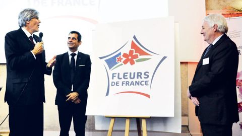 Benoît Ganem (au centre), nouveau président de Val'hor, et Dominique Douard, président sortant, ont présenté le nouveau logo de la marque Fleurs de France à Stéphane Le Foll, ministre en charge de l'Agriculture, qui a rappelé la nécessité de se projeter dans l'avenir.PHOTOS : VAL'HOR