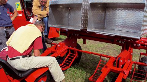 Les pépiniéristes français ont pu discuter des atouts de cette planteuse Egedal en direct avec les fabricants.