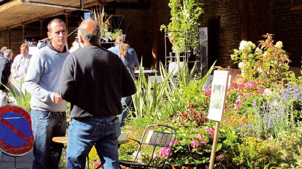 Dans le cadre de la halle médiévale de Saint-Pierre-sur-Dives, Normandie Véget'Halle offre l'occasion aux acheteurs de découvrir la production normande.